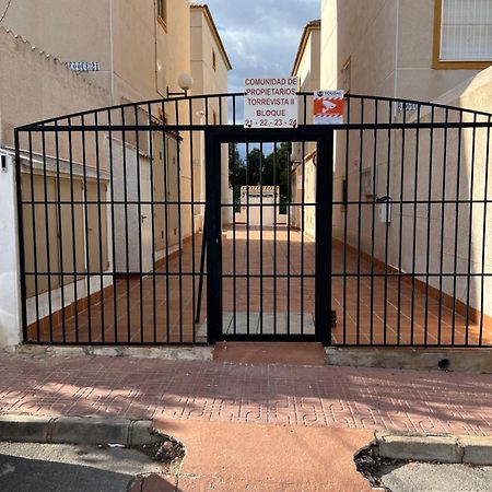 Apartamento Bajo Con Terraza Y Piscina تورّيفيِخا المظهر الخارجي الصورة