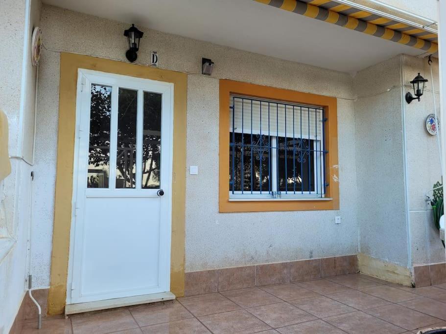 Apartamento Bajo Con Terraza Y Piscina تورّيفيِخا المظهر الخارجي الصورة