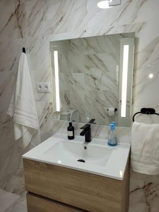 Apartamento Bajo Con Terraza Y Piscina تورّيفيِخا المظهر الخارجي الصورة