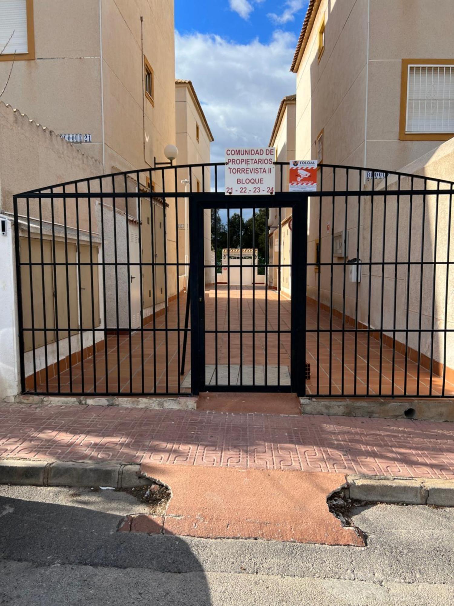 Apartamento Bajo Con Terraza Y Piscina تورّيفيِخا المظهر الخارجي الصورة